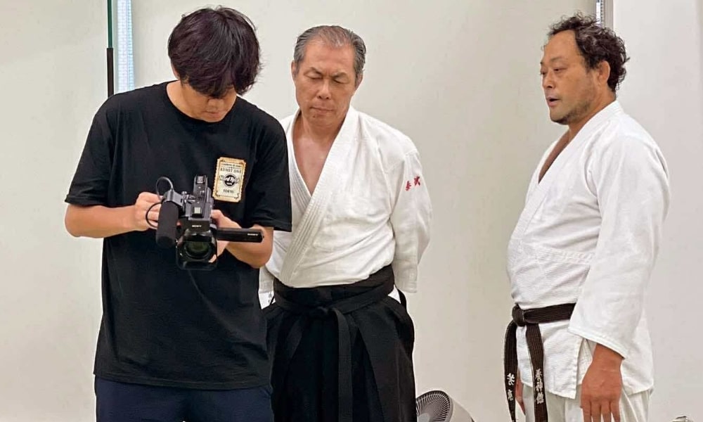 合気道の撮影をする山口先生と芳原雅司