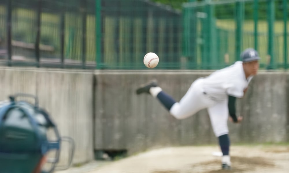 投球するピッチャー