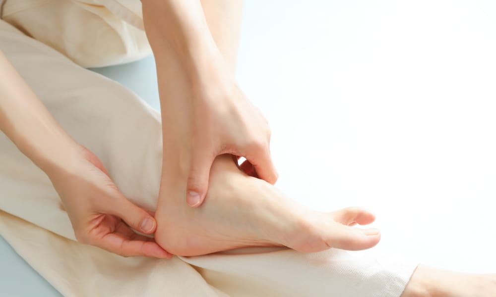 アキレス腱炎で悩む女性